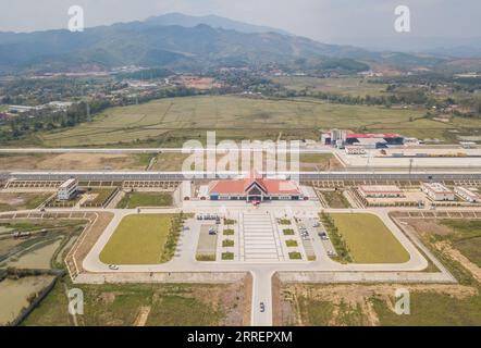 220312 -- MUANGXAY, 12. März 2022 -- Luftaufnahme, aufgenommen am 11. März 2022, zeigt einen Blick auf den Muangxay Bahnhof der China-Laos Railway in Muangxay, Nordlaos. Seit ihrer Eröffnung im Dezember 2021 hat die China-Laos-Bahn Impulse für die Entwicklung des Geschäftszentrums in Nordlaos, Muangxay, gegeben, indem sie die Logistik und die Reisenden Passagiere erleichtert und den Handel zwischen China und Laos fördert. Foto von /Xinhua LAOS-MUANGXAY-CHINA-RAILWAY-DEVELOPMENT KaikeoxSaiyasane PUBLICATIONxNOTxINxCHN Stockfoto