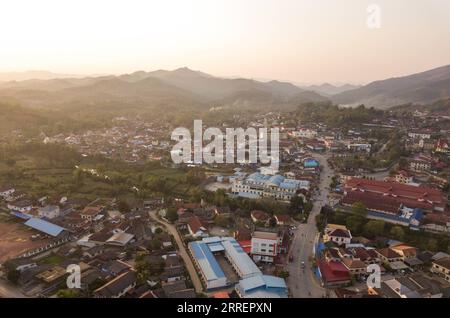 220312 -- MUANGXAY, 12. März 2022 -- Luftaufnahme aufgenommen am 9. März 2022, zeigt einen Blick auf Muangxay, eine Geschäftsstadt entlang der China-Laos-Eisenbahn in Nordlaos. Seit ihrer Eröffnung im Dezember 2021 hat die China-Laos-Bahn Impulse für die Entwicklung des Geschäftszentrums in Nordlaos, Muangxay, gegeben, indem sie die Logistik und die Reisenden Passagiere erleichtert und den Handel zwischen China und Laos fördert. Foto von /Xinhua LAOS-MUANGXAY-CHINA-RAILWAY-DEVELOPMENT KaikeoxSaiyasane PUBLICATIONxNOTxINxCHN Stockfoto