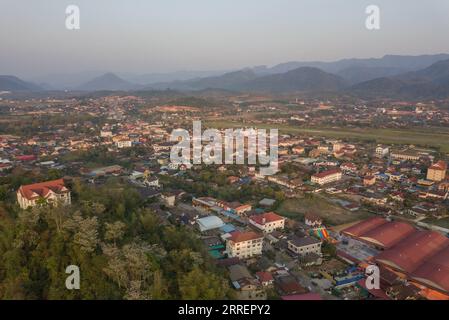 220312 -- MUANGXAY, 12. März 2022 -- Luftaufnahme aufgenommen am 9. März 2022, zeigt einen Blick auf Muangxay, eine Geschäftsstadt entlang der China-Laos-Eisenbahn in Nordlaos. Seit ihrer Eröffnung im Dezember 2021 hat die China-Laos-Bahn Impulse für die Entwicklung des Geschäftszentrums in Nordlaos, Muangxay, gegeben, indem sie die Logistik und die Reisenden Passagiere erleichtert und den Handel zwischen China und Laos fördert. Foto von /Xinhua LAOS-MUANGXAY-CHINA-RAILWAY-DEVELOPMENT KaikeoxSaiyasane PUBLICATIONxNOTxINxCHN Stockfoto