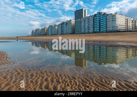 Oostende oder Ostend Beach City Skyline Reflection, Westflandern, Belgien. Stockfoto