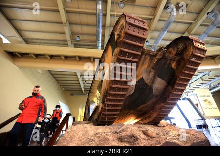 220312 -- AMMAN, 12. März 2022 -- Menschen besuchen das Royal Tank Museum in Amman, Jordanien, am 12. März 2022. Foto: /Xinhua JORDAN-AMMAN-ROYAL TANK MUSEUM MohammadxAbuxGhosh PUBLICATIONxNOTxINxCHN Stockfoto