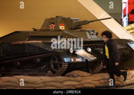 220312 -- AMMAN, 12. März 2022 -- Ein Junge läuft am 12. März 2022 an Exponaten im Royal Tank Museum in Amman, Jordanien vorbei. Foto: /Xinhua JORDAN-AMMAN-ROYAL TANK MUSEUM MohammadxAbuxGhosh PUBLICATIONxNOTxINxCHN Stockfoto