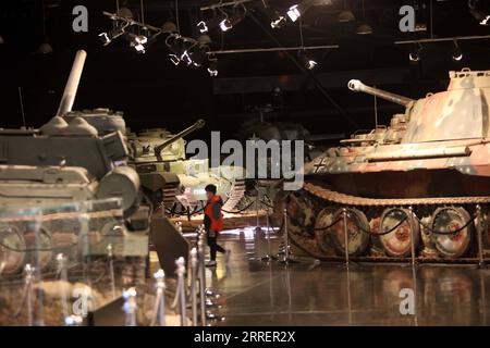 220312 -- AMMAN, 12. März 2022 -- Ein Junge besucht am 12. März 2022 das Royal Tank Museum in Amman, Jordanien. Foto: /Xinhua JORDAN-AMMAN-ROYAL TANK MUSEUM MohammadxAbuxGhosh PUBLICATIONxNOTxINxCHN Stockfoto