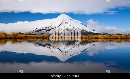 Mt. Taranaki Reflexion im Pouakai Pool, Neuseeland Stockfoto