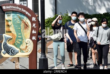 220314 -- HONG KONG, 14. März 2022 -- Menschen mit Masken gehen auf der Straße im südchinesischen Hong Kong, 13. März 2022. Am Sonntag registrierte Hongkong 13.335 neue COVID-19-Fälle durch Nukleinsäuretests und 19.095 weitere positive Fälle durch selbst berichtete Antigen-Schnelltests, wie offizielle Daten zeigten. CHINA-HONGKONG-COVID-19-FÄLLE CN LOXPINGXFAI PUBLICATIONXNOTXINXCHN Stockfoto
