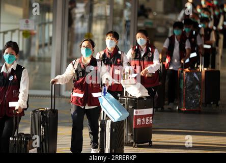 220314 -- HONGKONG, 14. März 2022 -- die neueste Reihe von medizinischem Personal auf dem chinesischen Festland trifft am 14. März 2022 in Hongkong, Südchina, ein, um den lokalen Kampf gegen die COVID-19-Epidemie zu unterstützen. Das Team umfasst 36 Ärzte und 39 Krankenschwestern aus 14 öffentlichen Krankenhäusern in der benachbarten Provinz Guangdong. CHINA-HONG KONG-FESTLAND-MEDIZINISCHES TEAM-ANKUNFT CN LIXGANG PUBLICATIONXNOTXINXCHN Stockfoto