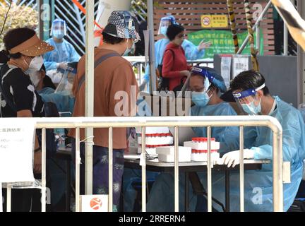 220314 -- HONGKONG, 14. März 2022 -- Mitarbeiter registrieren Informationen für Bürger auf einer mobilen Nukleinsäure-Teststelle in Hongkong, Südchina, 14. März 2022. Am Montag registrierte Hongkong 12.040 neue COVID-19-Fälle durch Nukleinsäure-Tests und 14.868 weitere positive Fälle durch selbst berichtete Antigen-Schnelltests, wie offizielle Daten zeigten. CHINA-HONGKONG-COVID-19-FÄLLE CN LOXPINGXFAI PUBLICATIONXNOTXINXCHN Stockfoto