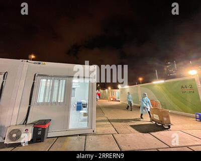 220314 -- HONG KONG, 14. März 2022 -- Foto mit einem Mobiltelefon aufgenommen zeigt medizinische Mitarbeiter, die in einer kommunalen Isolationseinrichtung in Südchinas Hongkong arbeiten, 12. März 2022. Ja, es ist negativ: Ein Patiententagebuch in der COVID-19-Isolationseinrichtung in Hongkong CHINA-HONGKONG-ISOLATIONSEINRICHTUNG CN Xinhua PUBLICATIONxNOTxINxCHN Stockfoto