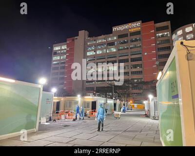 220314 -- HONG KONG, 14. März 2022 -- Foto mit einem Mobiltelefon aufgenommen zeigt medizinische Mitarbeiter, die in einer kommunalen Isolationseinrichtung in Südchinas Hongkong arbeiten, 12. März 2022. Ja, es ist negativ: Ein Patiententagebuch in der COVID-19-Isolationseinrichtung in Hongkong CHINA-HONGKONG-ISOLATIONSEINRICHTUNG CN Xinhua PUBLICATIONxNOTxINxCHN Stockfoto