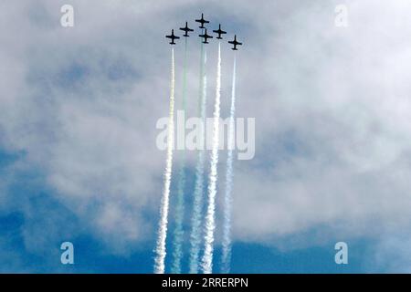 Nachrichten Themen der Woche KW11 Nachrichten Bilder des Tages 220314 -- ISLAMABAD, 14. März 2022 -- pakistanische Jets führen Kunstflugmanöver während der Probe der Militärparade am Pakistan Day in Islamabad, der Hauptstadt Pakistans, am 14. März 2022 durch. Der Pakistantag, auch als Tag der Republik bekannt, fällt jährlich am 23. März. PAKISTAN-ISLAMABAD-PAKISTAN TAGES-LUFT-SHOW-PROBE AHMADXKAMAL PUBLICATIONXNOTXINXCHN Stockfoto