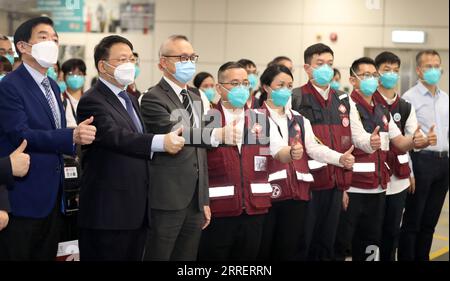 220314 -- HONGKONG, 14. März 2022 -- die neueste Reihe von medizinischem Personal auf dem chinesischen Festland trifft am 14. März 2022 in Hongkong, Südchina, ein, um den lokalen Kampf gegen die COVID-19-Epidemie zu unterstützen. Das Team umfasst 36 Ärzte und 39 Krankenschwestern aus 14 öffentlichen Krankenhäusern in der benachbarten Provinz Guangdong. CHINA-HONG KONG-FESTLAND-MEDIZINISCHES TEAM-ANKUNFT CN LIXGANG PUBLICATIONXNOTXINXCHN Stockfoto