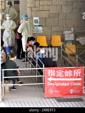 220314 -- HONGKONG, 14. März 2022 -- Bürger, die Gesichtsmasken tragen, warten in einer ausgewiesenen Klinik in Hongkong, Südchina, 14. März 2022. Am Montag registrierte Hongkong 12.040 neue COVID-19-Fälle durch Nukleinsäure-Tests und 14.868 weitere positive Fälle durch selbst berichtete Antigen-Schnelltests, wie offizielle Daten zeigten. CHINA-HONGKONG-COVID-19-FÄLLE CN LOXPINGXFAI PUBLICATIONXNOTXINXCHN Stockfoto