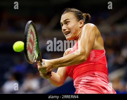 Flushing Meadow, United Erklärte. September 2023. Aryna Sabalenka kehrt Madison Keys einen Ball in einem Halbfinalspiel der Frauen im Arthur Ashe Stadium bei den US Open Tennis Championships 2023 im USTA Billie Jean King National Tennis Center am Donnerstag, den 7. September 2023 in New York City zurück. Foto von John Angelillo/UPI Credit: UPI/Alamy Live News Stockfoto