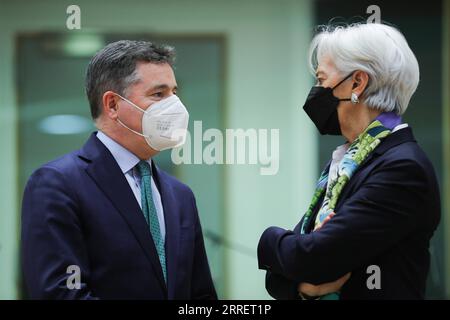 220315 -- BRÜSSEL, 15. März 2022 -- Paschal Donohoe L, Präsident der Eurogruppe, spricht mit der EZB-Präsidentin Christine Lagarde, während sie an einer Sitzung der Eurogruppe in Brüssel, Belgien, am 14. März 2022 teilnimmt. Das Euro-Währungsgebiet wird die Auswirkungen des Russland-Ukraine-Konflikts auf seine Wirtschaft abmildern, indem es die Lage genau überwacht und seine Finanzpolitik bei Bedarf umgehend anpasst, sagten die Beamten am Montagabend nach einer Sitzung der Eurogruppe. TREFFEN BELGIEN-BRÜSSEL-EUROGRUPPE ZhengxHuansong PUBLICATIONxNOTxINxCHN Stockfoto