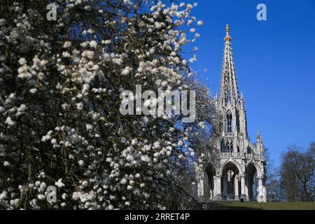 220315 -- BRÜSSEL, 15. März 2022 -- blühende Blumen sind im Laeken Park in Brüssel, Belgien, am 10. März 2022 zu sehen. BELGIEN-BRÜSSEL-FRÜHLING ZhengxHuansong PUBLICATIONxNOTxINxCHN Stockfoto