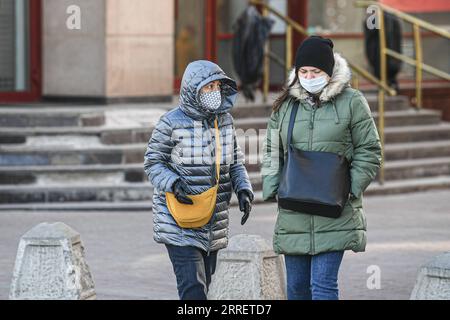 220316 -- MOSKAU, 16. März 2022 -- Menschen, die Gesichtsmasken gegen COVID-19 tragen, werden in Moskau, Russland, 15. März 2022 gesehen. Der Moskauer Bürgermeister Sergej Sobyanin hat am Montag die Maskenpflicht an öffentlichen Plätzen ab dem 15. März aufgehoben. Foto von /Xinhua RUSSIA-MOSCOW-MASK REQUIREMENT-CANCELLATION EvgenyxSinitsyn PUBLICATIONxNOTxINxCHN Stockfoto