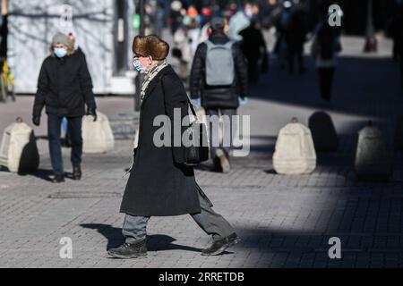 220316 -- MOSKAU, 16. März 2022 -- Menschen, die Gesichtsmasken gegen COVID-19 tragen, werden in Moskau, Russland, 15. März 2022 gesehen. Der Moskauer Bürgermeister Sergej Sobyanin hat am Montag die Maskenpflicht an öffentlichen Plätzen ab dem 15. März aufgehoben. Foto von /Xinhua RUSSIA-MOSCOW-MASK REQUIREMENT-CANCELLATION EvgenyxSinitsyn PUBLICATIONxNOTxINxCHN Stockfoto