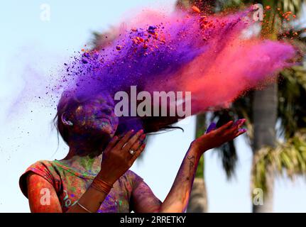 Entertainment Themen der Woche KW11 Entertainment Bilder des Tages 220316 -- BHOPAL, 16. März 2022 -- Ein Student feiert Holi Festival, das Festival der Farben, in Bhopal, Hauptstadt des indischen Bundesstaates Madhya Pradesh, 16. März 2022. STR/Xinhua INDIA-MADHYA PRADESH-BHOPAL-HOLI FESTIVAL JavedxDar PUBLICATIONxNOTxINxCHN Stockfoto