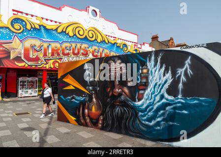 Teil der Graffiti-Kunstveranstaltung Southend City Jam am on Sea, Essex, UK. Provisorisches Gebäude außerhalb der Vergnügungspark am Meer Stockfoto