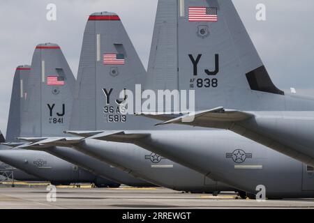 Tokio, Japan. Mai 2023. Die Heckflossen einer Linie der US-amerikanischen Luftwaffe Lockheed Martin C130-J Hercules transportieren Flugzeuge auf dem Yokota Airbase in Fussa. (Foto: Damon Coulter/SOPA Images/SIPA USA) Credit: SIPA USA/Alamy Live News Stockfoto