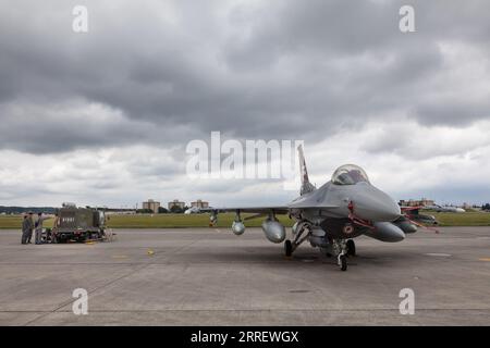 Tokio, Japan. Mai 2023. Personal der japanischen Luftwaffe (JASDF) in einem Flugplatzfahrzeug neben einem F16-Kampfflugzeug der USAF auf dem 47. Japanisch-amerikanischen Freundschaftsfest auf dem Yokota-Flugplatz in Fussa. Dieses jährliche Festival eröffnet die Basis, um weiterhin gute Beziehungen zu Einheimischen zu pflegen, die manchmal durch Fluglärm und Unfälle belastet sind. Das zweitägige Festival bietet statische und fliegende Ausstellungen von US-Militärflugzeugen und JSDF-Flugzeugen. (Foto: Damon Coulter/SOPA Images/SIPA USA) Credit: SIPA USA/Alamy Live News Stockfoto