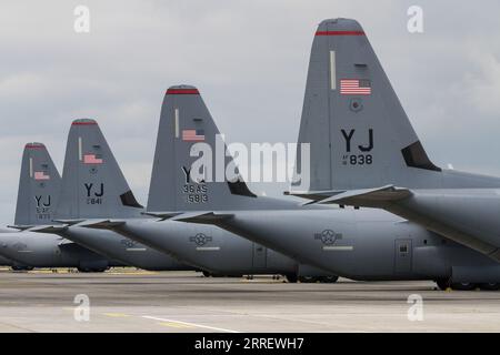 Tokio, Japan. Mai 2023. Die Heckflossen einer Linie der US-amerikanischen Luftwaffe Lockheed Martin C130-J Hercules transportieren Flugzeuge auf dem Yokota Airbase in Fussa. (Foto: Damon Coulter/SOPA Images/SIPA USA) Credit: SIPA USA/Alamy Live News Stockfoto