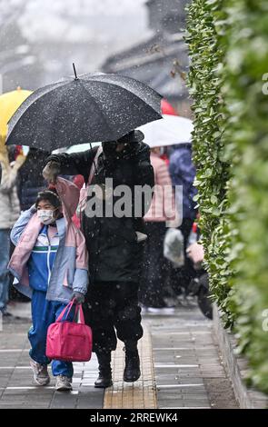 220317 -- PEKING, 17. März 2022 -- Menschen gehen im Schnee in Peking, Hauptstadt von China, 17. März 2022. Chinas meteorologische Behörden gaben am Donnerstag eine blaue Warnung für schweren Schnee im nördlichen Teil des Landes aus. CHINA-WETTER-SCHNEE CN ChenxYehua PUBLICATIONxNOTxINxCHN Stockfoto