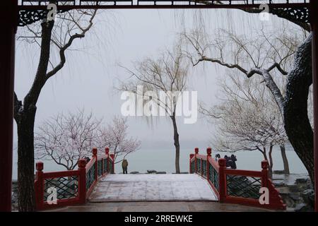 220317 -- PEKING, 17. März 2022 -- Touristen besuchen den Sommerpalast im Schnee in Peking, Hauptstadt von China, 17. März 2022. Chinas meteorologische Behörden gaben am Donnerstag eine blaue Warnung für schweren Schnee im nördlichen Teil des Landes aus. Foto von /Xinhua CHINA-WEATHER-SNOW CN GuoxJunfeng PUBLICATIONxNOTxINxCHN Stockfoto