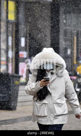 220317 -- PEKING, 17. März 2022 -- Ein Bürger geht im Schnee in Peking, Hauptstadt von China, 17. März 2022. Chinas meteorologische Behörden gaben am Donnerstag eine blaue Warnung für schweren Schnee im nördlichen Teil des Landes aus. CHINA-WETTER-SCHNEE CN LixXin PUBLICATIONxNOTxINxCHN Stockfoto