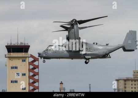 Tokio, Japan. Mai 2023. Eine USAF Bell Boeing V22 Osprey fliegt während des 47. Japanisch-amerikanischen Freundschaftsfestivals in Fussa vor dem Flugsicherungsturm auf dem Yokota Airbase. (Foto: Damon Coulter/SOPA Images/SIPA USA) Credit: SIPA USA/Alamy Live News Stockfoto