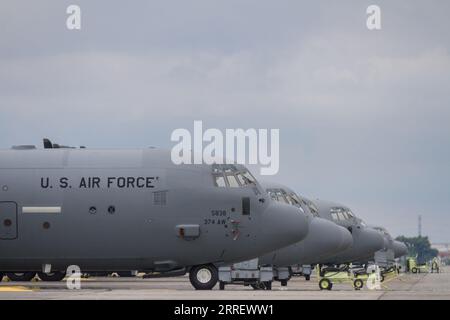 Tokio, Japan. Mai 2023. Eine Linie der USAF Lockheed Martin C130-J Hercules auf dem Yokota Airbase in Fussa. (Foto: Damon Coulter/SOPA Images/SIPA USA) Credit: SIPA USA/Alamy Live News Stockfoto