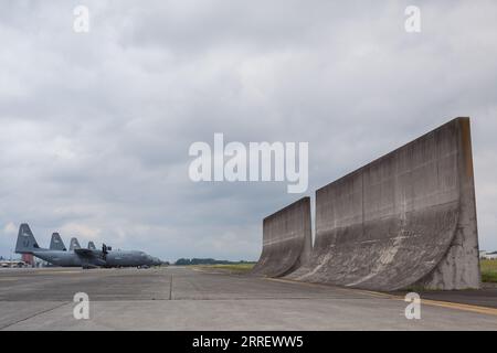 Tokio, Japan. Mai 2023. Eine Linie der USAF Lockheed Martin C130-J Hercules hinter Jet Blast Deflectors auf dem Yokota Airbase in Fussa. (Foto: Damon Coulter/SOPA Images/SIPA USA) Credit: SIPA USA/Alamy Live News Stockfoto