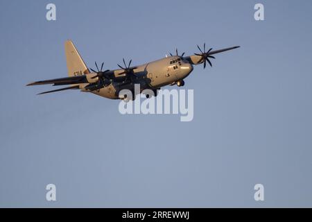 Yamato, Japan. Dezember 2022. Ein Lockheed C130-T Hercules mit der US Navy (USN) fliegt in der Nähe der Naval Air Facility auf dem Luftwaffenstützpunkt Atsugi. (Foto: Damon Coulter/SOPA Images/SIPA USA) Credit: SIPA USA/Alamy Live News Stockfoto