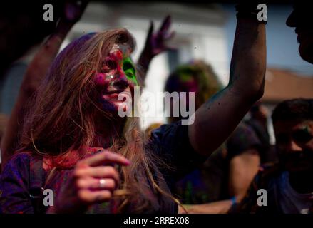 220317 -- KATHMANDU, 17. März 2022 -- Eine Frau, die in farbigem Pulver verschmiert ist, feiert Holi, das Festival der Farben, in Kathmandu, Nepal, 17. März 2022. Foto: /Xinhua NEPAL-KATHMANDU-HOLI FESTIVAL SulavxShrestha PUBLICATIONxNOTxINxCHN Stockfoto