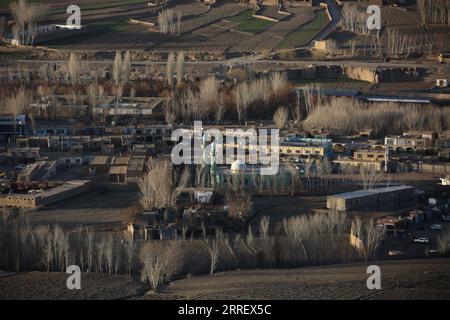 220318 -- BAMIYAN, 18. März 2022 -- Foto aufgenommen am 17. März 2022 zeigt einen Blick auf die Stadt Bamiyan im Zentrum Afghanistans. Foto von /Xinhua AFGHANISTAN-BAMIYAN-VIEW SaifurahmanxSafi PUBLICATIONxNOTxINxCHN Stockfoto