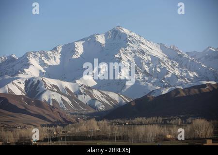 220318 -- BAMIYAN, 18. März 2022 -- Foto aufgenommen am 17. März 2022 zeigt einen Blick auf die Stadt Bamiyan im Zentrum Afghanistans. Foto von /Xinhua AFGHANISTAN-BAMIYAN-VIEW SaifurahmanxSafi PUBLICATIONxNOTxINxCHN Stockfoto