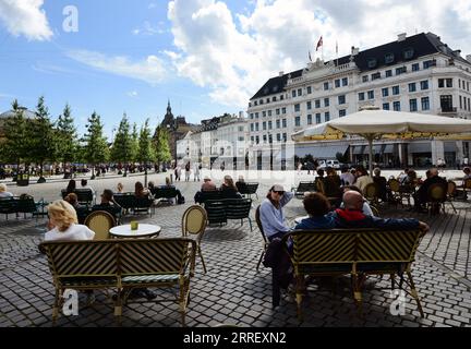 Der alte barocke Kiosk aus dem Jahr 1913 wurde in eine Kaffeebar/ein Restaurant im Kongens Nytorv/Kings New Square im Zentrum von Kopenhagen, Dänemark, verwandelt. Stockfoto