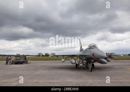 Personal der japanischen Luftwaffe (JASDF) in einem Flugplatzfahrzeug neben einem F16-Kampfflugzeug der USAF auf dem 47. Japanisch-amerikanischen Freundschaftsfest auf dem Yokota-Flugplatz in Fussa. Dieses jährliche Festival eröffnet die Basis, um weiterhin gute Beziehungen zu Einheimischen zu pflegen, die manchmal durch Fluglärm und Unfälle belastet sind. Das zweitägige Festival bietet statische und fliegende Ausstellungen von US-Militärflugzeugen und JSDF-Flugzeugen. Das 47. Japanisch-amerikanische Freundschaftsfestival ist ein jährlich stattfindendes zweitägiges Festival, das statische und fliegende Ausstellungen der US Militar umfasst Stockfoto