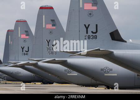 Die Heckflossen einer Linie der US-amerikanischen Luftwaffe Lockheed Martin C130-J Hercules transportieren Flugzeuge auf dem Yokota Airbase in Fussa. Das 47. Japanisch-amerikanische Freundschaftsfestival ist ein jährlich stattfindendes zweitägiges Festival, auf dem statische und fliegende Ausstellungen von Flugzeugen der US Military and Japanese Self-Defence Force (JSDF) gezeigt werden. Dieses Festival findet auf dem Yokota Airbase in Fussa statt. Stockfoto