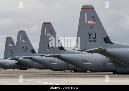 Die Heckflossen einer Linie der US-amerikanischen Luftwaffe Lockheed Martin C130-J Hercules transportieren Flugzeuge auf dem Yokota Airbase in Fussa. Das 47. Japanisch-amerikanische Freundschaftsfestival ist ein jährlich stattfindendes zweitägiges Festival, auf dem statische und fliegende Ausstellungen von Flugzeugen der US Military and Japanese Self-Defence Force (JSDF) gezeigt werden. Dieses Festival findet auf dem Yokota Airbase in Fussa statt. Stockfoto