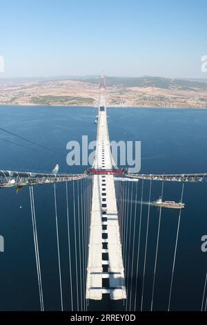 220319 -- INSTANBUL, 19. März 2022 -- Foto aufgenommen am 11. September 2021 zeigt die Baustelle der 1915 Canakkale Bridge in Canakkale, Türkei. Die türkische Canakkale-Brücke 1915, die längste Mittelspannbrücke, die die Dardanelles-Straße überspannt und Europa und Asien am westlichen Ende des Marmarameer verbindet, wurde am Freitag in der nordwestlichen Provinz Canakkale der Türkei eingeweiht. Die chinesische Sichuan Road and Bridge Construction Group nahm ebenfalls am Bau der Brücke Teil, nachdem sie die Ausschreibung für das Projekt zum Hochfahren von Stahlträgern gewonnen hatte. Xia Zhenhan/Sichuan Road and Bridge Construction Grou Stockfoto