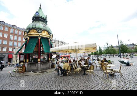 Der alte barocke Kiosk aus dem Jahr 1913 wurde in eine Kaffeebar/ein Restaurant im Kongens Nytorv/Kings New Square im Zentrum von Kopenhagen, Dänemark, verwandelt. Stockfoto