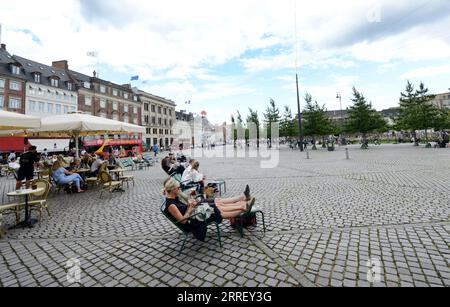 Der alte barocke Kiosk aus dem Jahr 1913 wurde in eine Kaffeebar/ein Restaurant im Kongens Nytorv/Kings New Square im Zentrum von Kopenhagen, Dänemark, verwandelt. Stockfoto