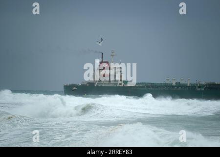 News Bilder des Tages 220319 -- NAXXAR MALTA, 19. März 2022 -- Foto aufgenommen am 19. März 2022 zeigt einen Chemikalientanker vor der Küste von Bahar Ic-Caghaq, Naxxar, Malta. Der Chemikalientanker wurde vor der Küste von Bahar Ic-Caghaq gerissen, als er bei den starken Winden und rauen Meeren, die am Samstag auf die maltesischen Inseln trafen, außer Kontrolle geriet. Foto von /Xinhua MALTA-NAXXAR-TANKER-ADRIFT JonathanxBorg PUBLICATIONxNOTxINxCHN Stockfoto