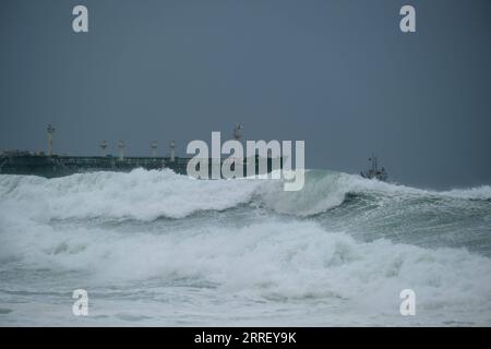 220319 -- NAXXAR MALTA, 19. März 2022 -- Foto vom 19. März 2022 zeigt einen Chemikalientanker vor der Küste von Bahar Ic-Caghaq, Naxxar, Malta. Der Chemikalientanker wurde vor der Küste von Bahar Ic-Caghaq gerissen, als er bei den starken Winden und rauen Meeren, die am Samstag auf die maltesischen Inseln trafen, außer Kontrolle geriet. Foto von /Xinhua MALTA-NAXXAR-TANKER-ADRIFT JonathanxBorg PUBLICATIONxNOTxINxCHN Stockfoto