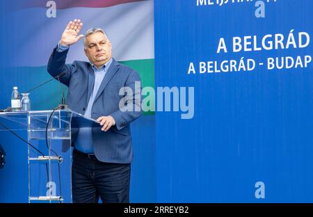 220320 -- NOVI SAD, 20. März 2022 -- ungarischer Premierminister Viktor Orban winkt bei der Einweihungszeremonie des Belgrader-Novi Sad-Abschnitts der Belgrad-Budapester Eisenbahn in Novi Sad, Serbien, 19. März 2022. Am Samstag fand im Bahnhof von Novi Sad, der zweitgrößten Stadt Serbiens, eine Einweihungszeremonie für den Abschnitt Belgrad-Novi Sad der 350 Kilometer langen Bahnstrecke Belgrad-Budapest statt. Foto von /Xinhua SERBIEN-NOVI SAD-BELGRAD-BUDAPEST EISENBAHNABSCHNITT-EINWEIHUNGSZEREMONIE WangxWei PUBLICATIONxNOTxINxCHN Stockfoto