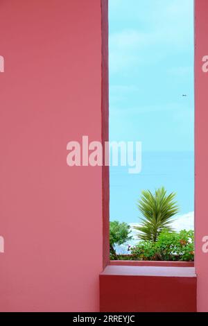 220321 -- CALPE, 21. März 2022 -- Foto aufgenommen am 18. März 2022, zeigt einen Blick auf das berühmte Gebäude La Muralla Roja in Calpe, Spanien. SPANIEN-CALPE-LA MURALLA ROJA MengxDingbo PUBLICATIONxNOTxINxCHN Stockfoto