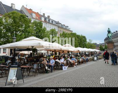 Bars und Cafés auf dem Højbro Plads in Kopenhagen, Dänemark. Stockfoto