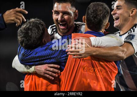 Buenos Aires, Argentinien. September 2023. Fußball: WM-Qualifikation Südamerika, Argentinien - Ecuador. Argentiniens Lionel Messi (2. Von links) feiert sein Siegtor mit dem Team. Weltmeister Argentinien hat das erste Qualifikationsspiel für die Weltmeisterschaft 2026 gewonnen. Quelle: Fernando Gens/dpa/Alamy Live News Stockfoto