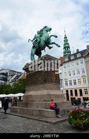 Die Reiterstatue des Bischofs Absalon auf Højbro Plads, Kopenhagen, Dänemark. Stockfoto